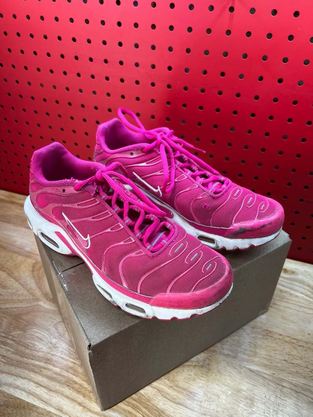 Nike Air Max Plus Size 8.5 Hot Pink White DR9886-600 Sneakers